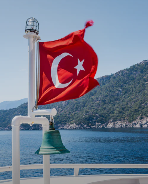 Drapeau turc depuis le ferry du Bosphore (Istanbul)