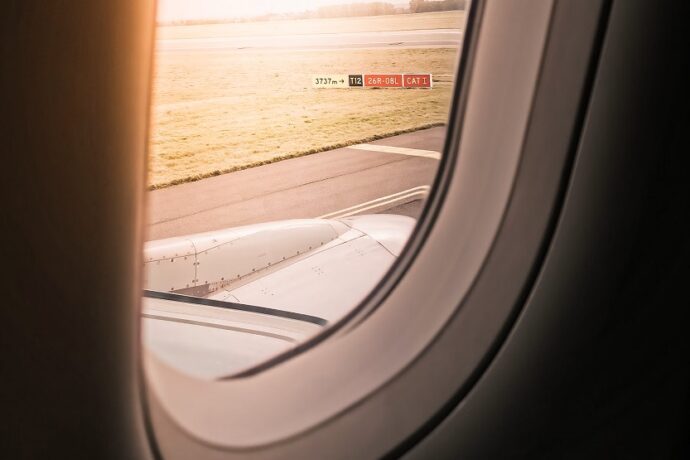 Window of an airplane at Paris CDG airport (Kevin Bosc Unsplash)